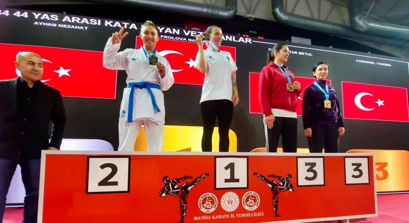 Aliağa Belediyesi Karate Antrenöründen Türkiye Şampiyonası'nda Çifte Başarı