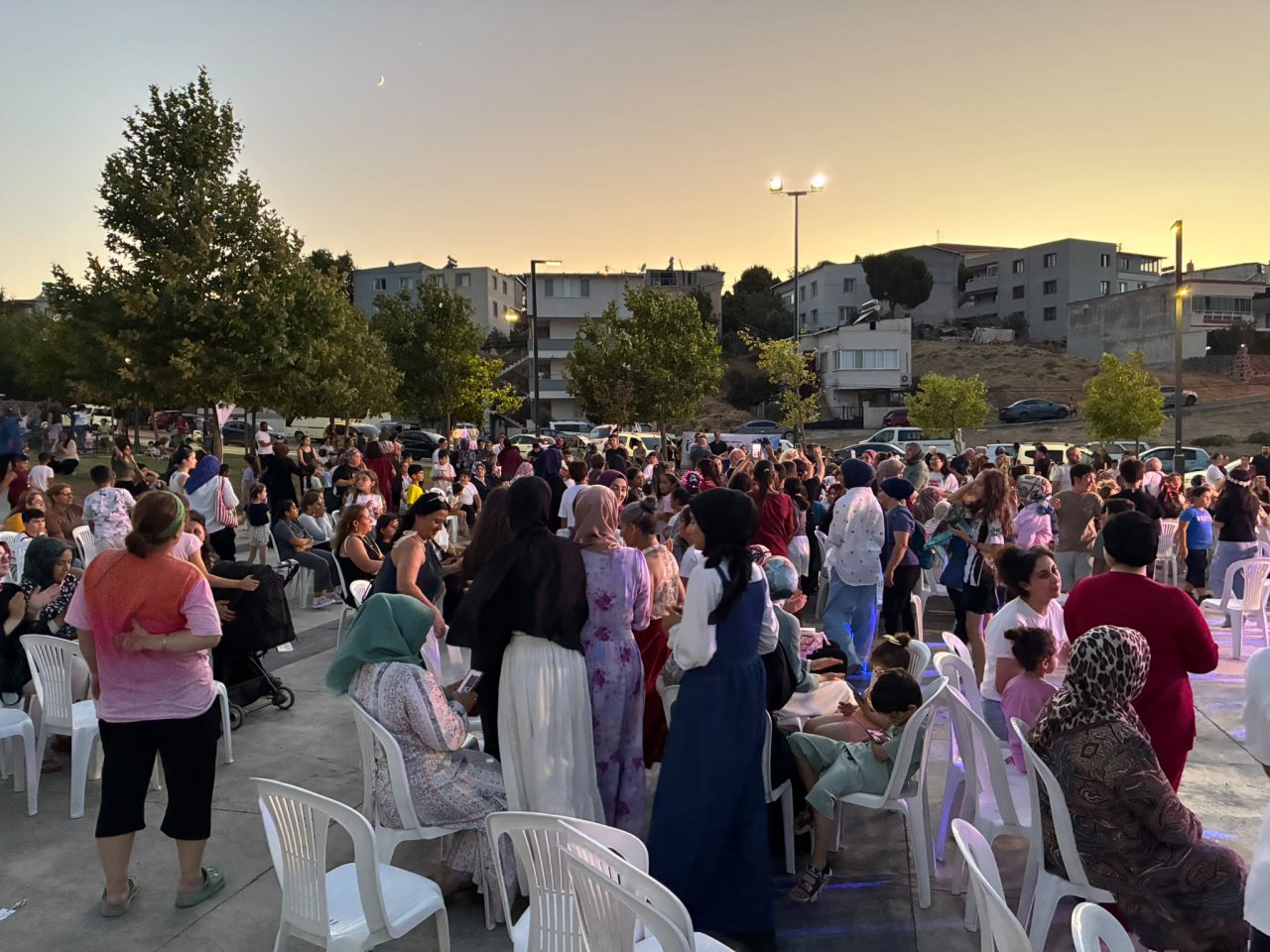 İzmir Büyükşehir Belediyesi Mahalle Şenlikleri Örnekkent'te renkli görüntülere sahne oldu